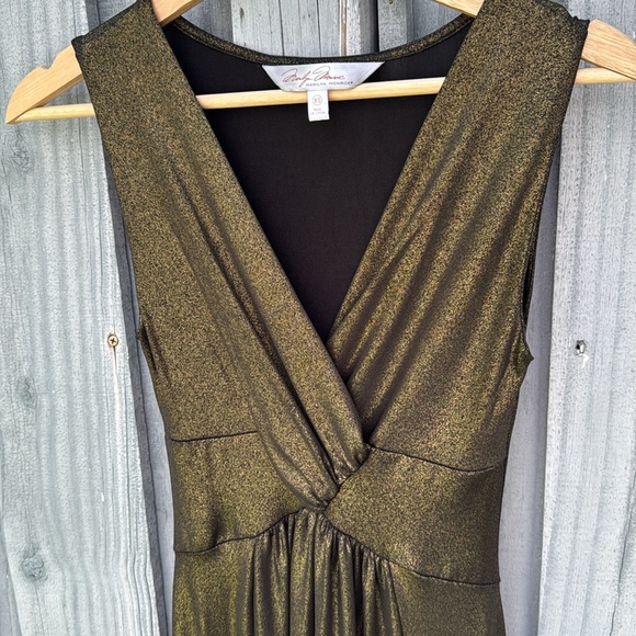 Elegant Black and Gold Women's Dress - Picture 4 of 5